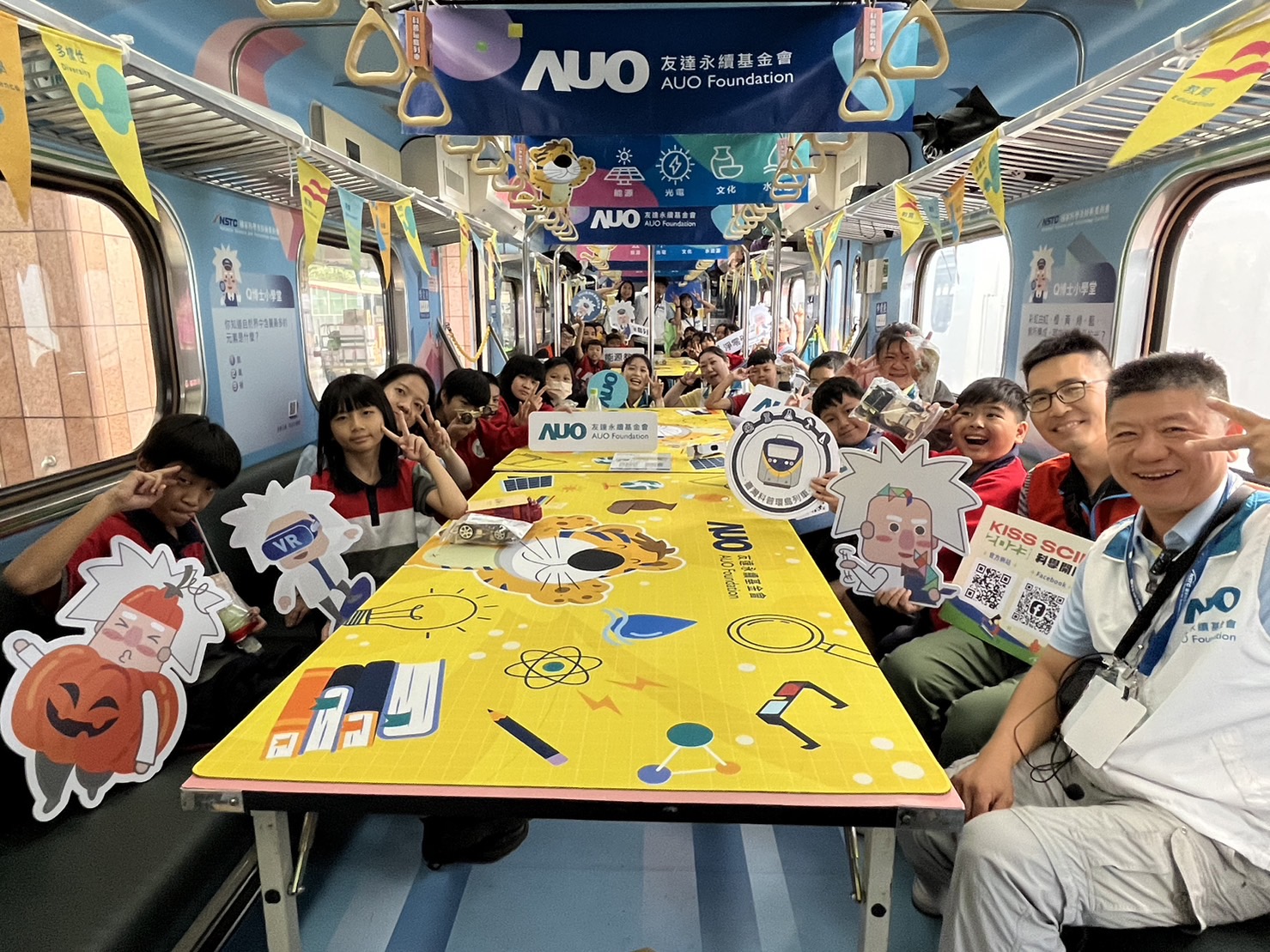 XPJ永續基金會參與「臺灣科普環島列車」，設計基礎科學車廂課程，以「淨零碳排和永續能源」為主題，讓學生透過創意實驗認識淨零知識，以及思考生活中的減碳行為